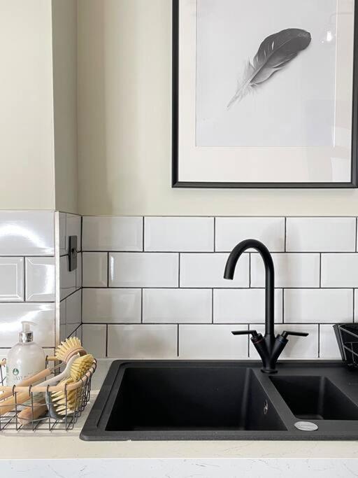 New Luxury For 2024 - Central Plymouth House - Sleeps 10 - Access To Plymouth Town - Close To The Barbican - Pets Welcome - Parking Available - By Luxe Living By Sophia エクステリア 写真