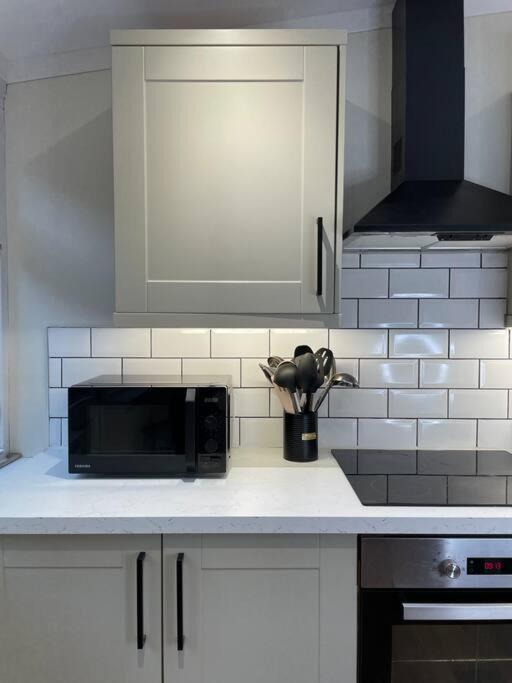New Luxury For 2024 - Central Plymouth House - Sleeps 10 - Access To Plymouth Town - Close To The Barbican - Pets Welcome - Parking Available - By Luxe Living By Sophia エクステリア 写真