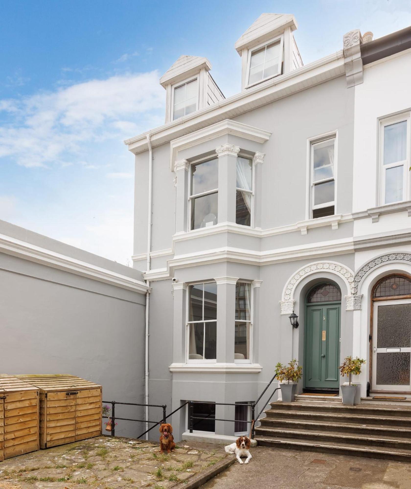 New Luxury For 2024 - Central Plymouth House - Sleeps 10 - Access To Plymouth Town - Close To The Barbican - Pets Welcome - Parking Available - By Luxe Living By Sophia エクステリア 写真