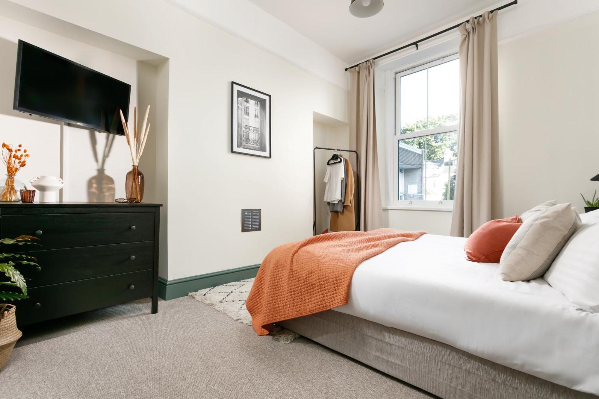 New Luxury For 2024 - Central Plymouth House - Sleeps 10 - Access To Plymouth Town - Close To The Barbican - Pets Welcome - Parking Available - By Luxe Living By Sophia エクステリア 写真