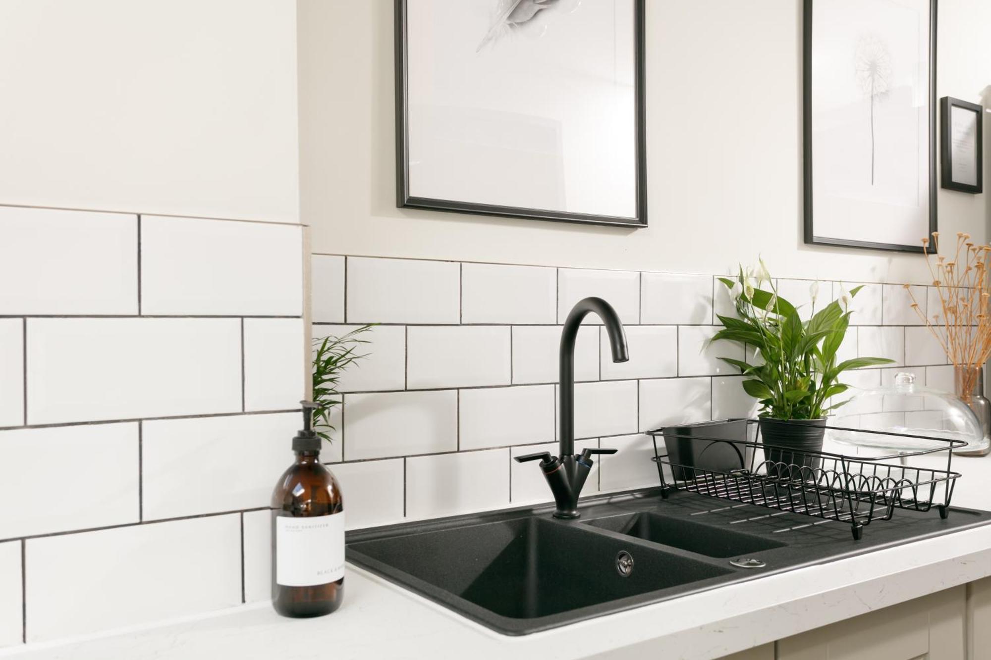 New Luxury For 2024 - Central Plymouth House - Sleeps 10 - Access To Plymouth Town - Close To The Barbican - Pets Welcome - Parking Available - By Luxe Living By Sophia エクステリア 写真