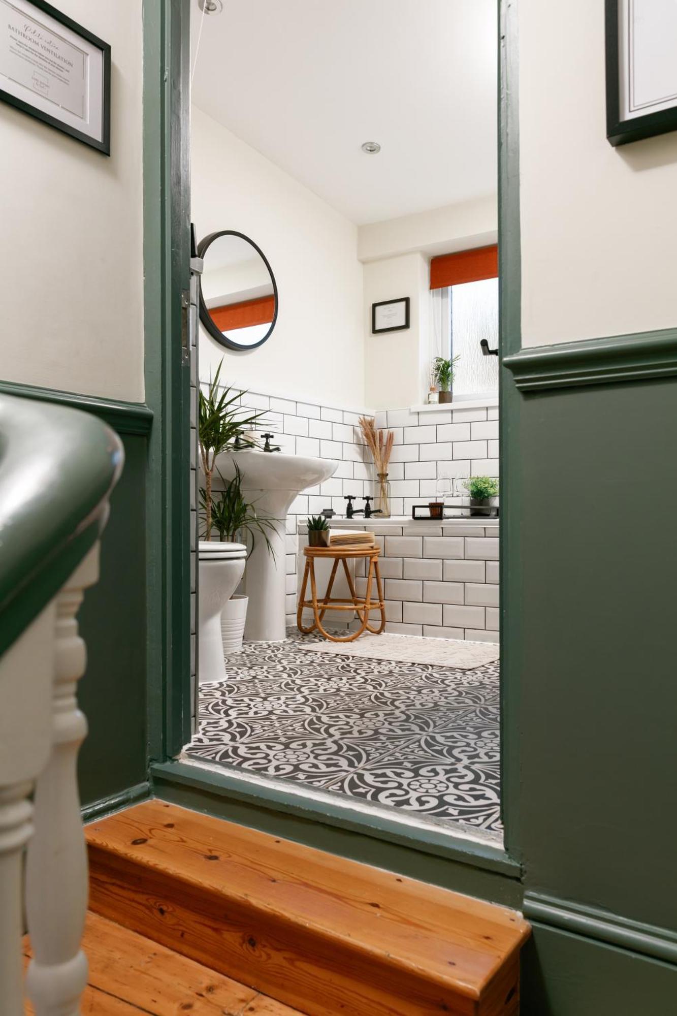 New Luxury For 2024 - Central Plymouth House - Sleeps 10 - Access To Plymouth Town - Close To The Barbican - Pets Welcome - Parking Available - By Luxe Living By Sophia エクステリア 写真