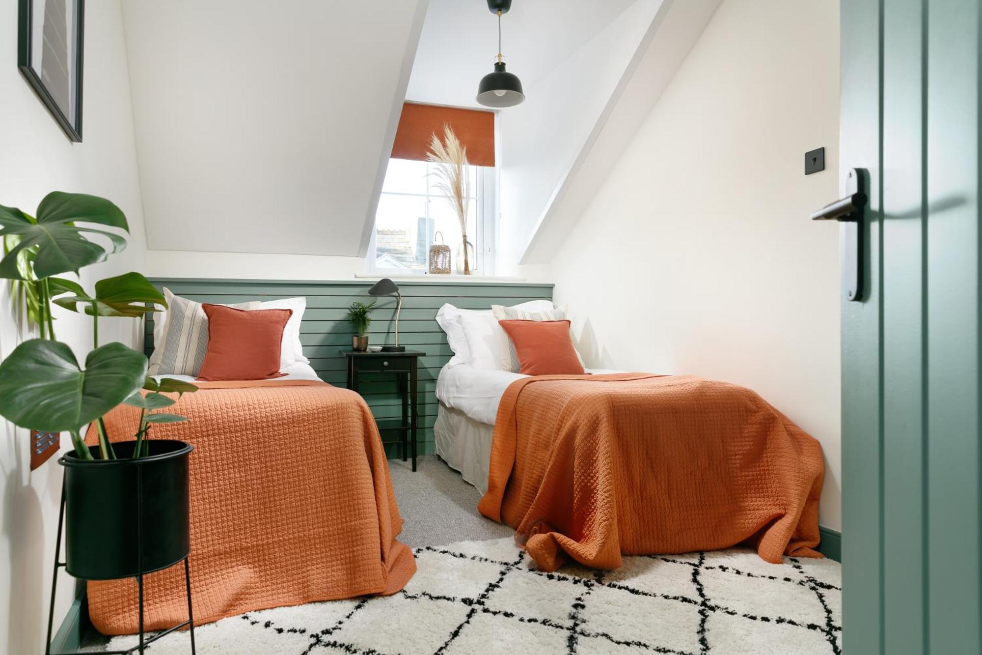 New Luxury For 2024 - Central Plymouth House - Sleeps 10 - Access To Plymouth Town - Close To The Barbican - Pets Welcome - Parking Available - By Luxe Living By Sophia エクステリア 写真