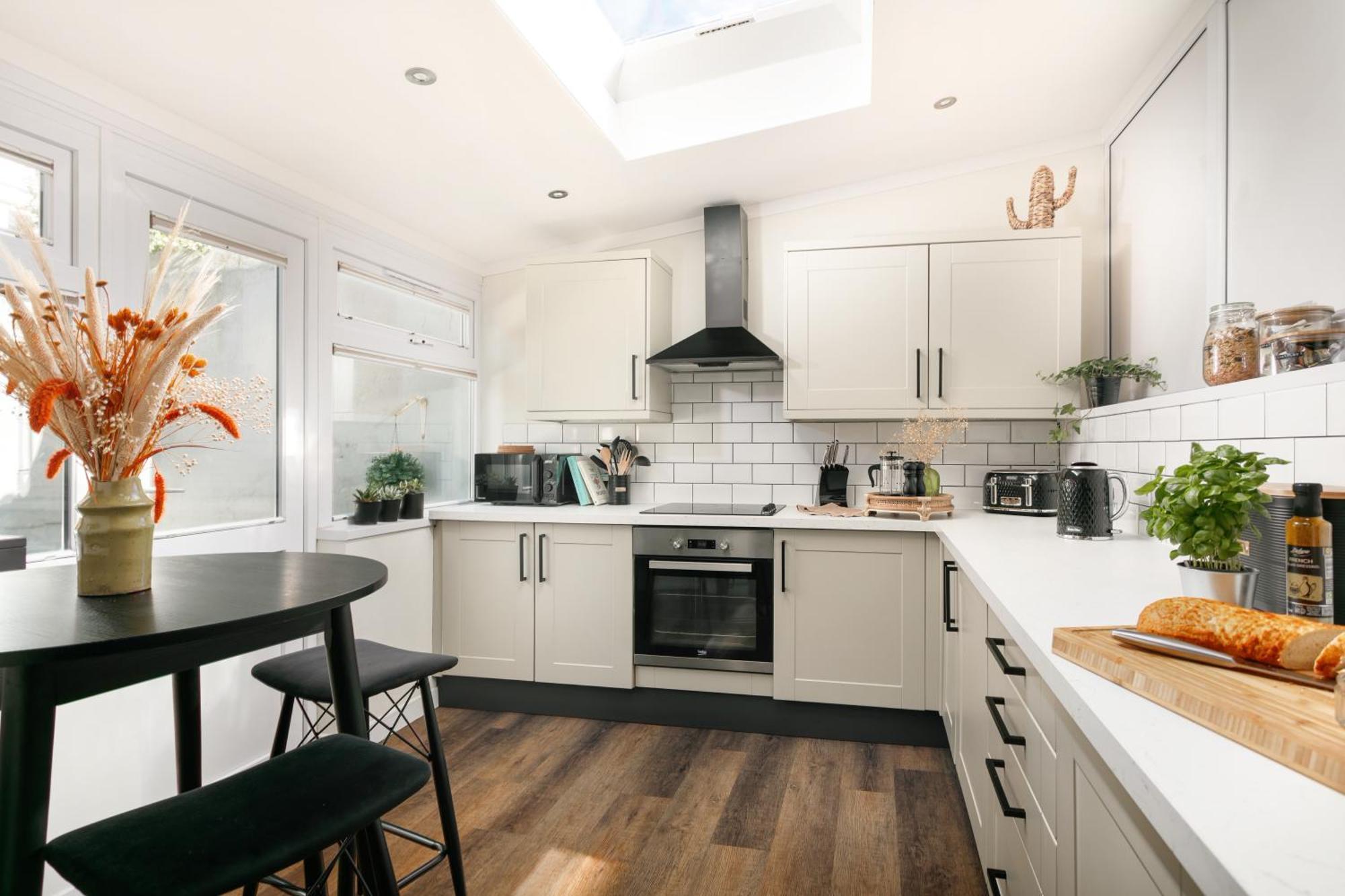 New Luxury For 2024 - Central Plymouth House - Sleeps 10 - Access To Plymouth Town - Close To The Barbican - Pets Welcome - Parking Available - By Luxe Living By Sophia エクステリア 写真